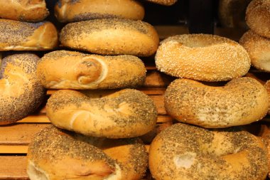 Ekmek, fırın ürünleri ve doğu tatlıları İsrail 'de bir mağazada satılıyor. 