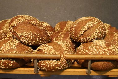 Ekmek, fırın ürünleri ve doğu tatlıları İsrail 'de bir mağazada satılıyor. 