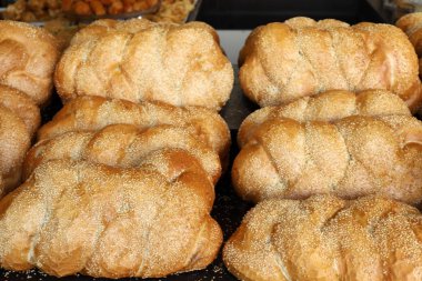 Ekmek, fırın ürünleri ve doğu tatlıları İsrail 'de bir mağazada satılıyor. 