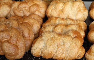 Ekmek, fırın ürünleri ve doğu tatlıları İsrail 'de bir mağazada satılıyor. 