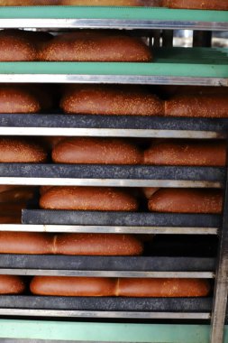 Ekmek, fırın ürünleri ve doğu tatlıları İsrail 'de bir mağazada satılıyor. 