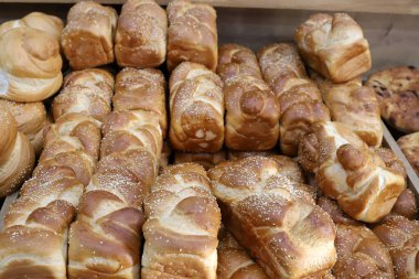 Ekmek, fırın ürünleri ve doğu tatlıları İsrail 'de bir mağazada satılıyor. 