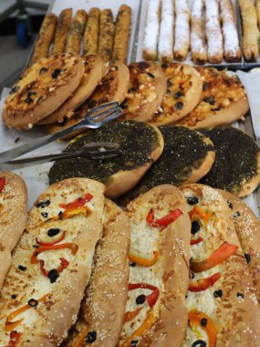 Ekmek, fırın ürünleri ve doğu tatlıları İsrail 'de bir mağazada satılıyor. 