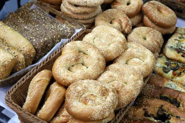 Ekmek, fırın ürünleri ve doğu tatlıları İsrail 'de bir mağazada satılıyor. 