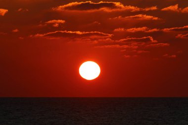 İsrail 'in kuzeyindeki Akdeniz' de güneş ufuktan batıyor ve gün sona eriyor. 