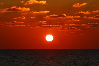 İsrail 'in kuzeyindeki Akdeniz' de güneş ufuktan batıyor ve gün sona eriyor. 