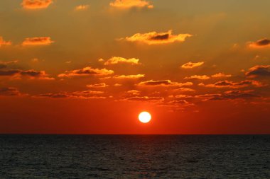 İsrail 'in kuzeyindeki Akdeniz' de güneş ufuktan batıyor ve gün sona eriyor. 