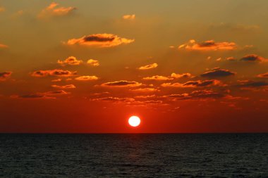 İsrail 'in kuzeyindeki Akdeniz' de güneş ufuktan batıyor ve gün sona eriyor. 