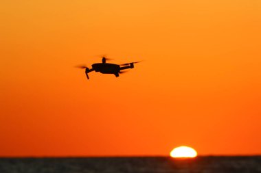 İsrail 'in kuzeyindeki Akdeniz' de güneş ufuktan batıyor ve gün sona eriyor. 