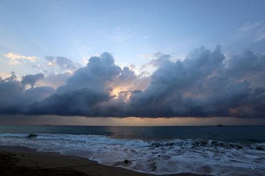 İsrail 'in kuzeyindeki Akdeniz' de güneş ufuktan batıyor ve gün sona eriyor. 