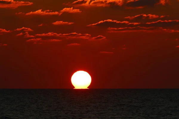 Sol Pone Sobre Horizonte Mar Mediterráneo Norte Israel Día Termina — Foto de Stock