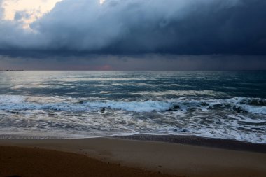 İsrail 'in kuzeyindeki Akdeniz' de güneş ufuktan batıyor ve gün sona eriyor. 
