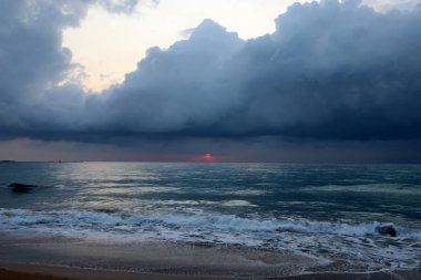 İsrail 'in kuzeyindeki Akdeniz' de güneş ufuktan batıyor ve gün sona eriyor. 