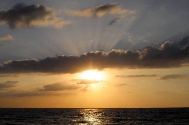 İsrail 'in kuzeyindeki Akdeniz' de güneş ufuktan batıyor ve gün sona eriyor. 