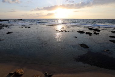 İsrail 'in kuzeyindeki Akdeniz' de güneş ufuktan batıyor ve gün sona eriyor. 