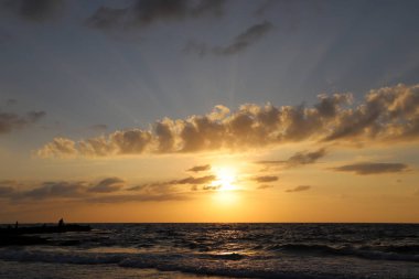 İsrail 'in kuzeyindeki Akdeniz' de güneş ufuktan batıyor ve gün sona eriyor. 