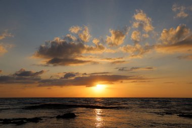 İsrail 'in kuzeyindeki Akdeniz' de güneş ufuktan batıyor ve gün sona eriyor. 