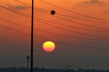 İsrail 'in kuzeyindeki Akdeniz' de güneş ufuktan batıyor ve gün sona eriyor. 