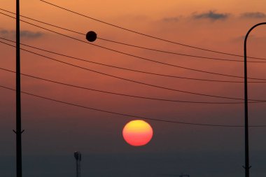 İsrail 'in kuzeyindeki Akdeniz' de güneş ufuktan batıyor ve gün sona eriyor. 