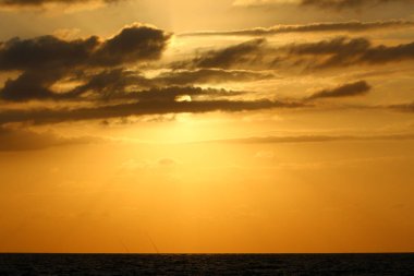 İsrail 'in kuzeyindeki Akdeniz' de güneş ufuktan batıyor ve gün sona eriyor. 