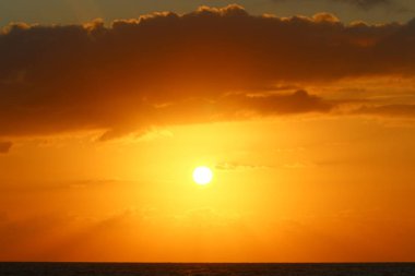 İsrail 'in kuzeyindeki Akdeniz' de güneş ufuktan batıyor ve gün sona eriyor. 