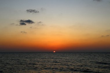 İsrail 'in kuzeyindeki Akdeniz' de güneş ufuktan batıyor ve gün sona eriyor. 
