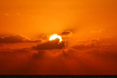 İsrail 'in kuzeyindeki Akdeniz' de güneş ufuktan batıyor ve gün sona eriyor. 