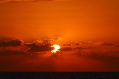 İsrail 'in kuzeyindeki Akdeniz' de güneş ufuktan batıyor ve gün sona eriyor. 