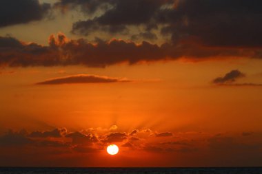 İsrail 'in kuzeyindeki Akdeniz' de güneş ufuktan batıyor ve gün sona eriyor. 