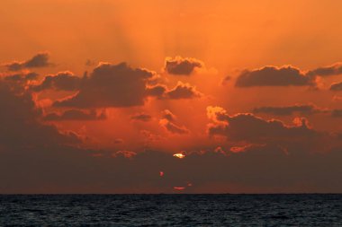 İsrail 'in kuzeyindeki Akdeniz' de güneş ufuktan batıyor ve gün sona eriyor. 