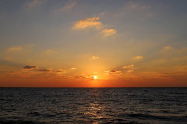 İsrail 'in kuzeyindeki Akdeniz' de güneş ufuktan batıyor ve gün sona eriyor. 