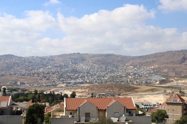 çatı - atmosferik yağış korumak için hizmet veren binanın üst yapısı, 