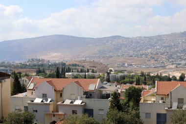 çatı - atmosferik yağış korumak için hizmet veren binanın üst yapısı, 