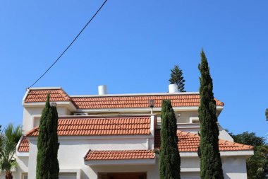 çatı - atmosferik yağış korumak için hizmet veren binanın üst yapısı, 