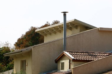 çatı - atmosferik yağış korumak için hizmet veren binanın üst yapısı, 