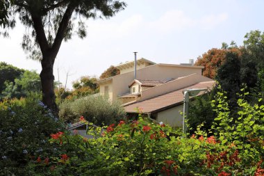 çatı - atmosferik yağış korumak için hizmet veren binanın üst yapısı, 