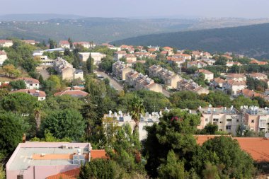 çatı - atmosferik yağış korumak için hizmet veren binanın üst yapısı, 