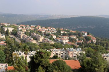 çatı - atmosferik yağış korumak için hizmet veren binanın üst yapısı, 