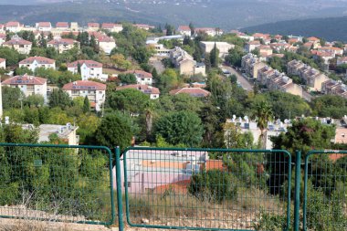 çatı - atmosferik yağış korumak için hizmet veren binanın üst yapısı, 