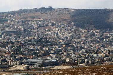 çatı - atmosferik yağış korumak için hizmet veren binanın üst yapısı, 