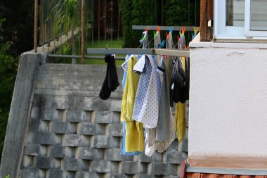 İsrail 'in büyük bir şehrinde çamaşırları yıkadığı küçük bir pencere. 