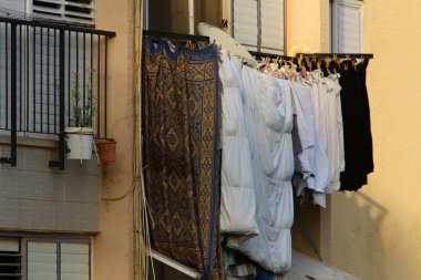 İsrail 'in büyük bir şehrinde çamaşırları yıkadığı küçük bir pencere. 