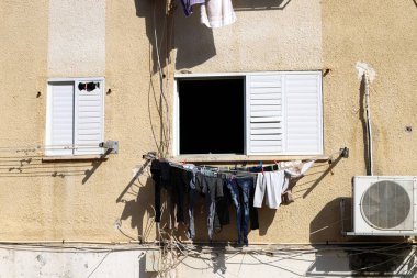 İsrail 'in büyük bir şehrinde çamaşırları yıkadığı küçük bir pencere. 