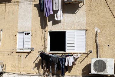 İsrail 'in büyük bir şehrinde çamaşırları yıkadığı küçük bir pencere. 