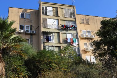 İsrail 'in büyük bir şehrinde çamaşırları yıkadığı küçük bir pencere. 