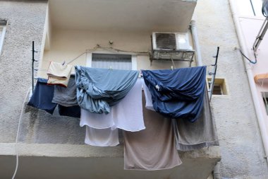 İsrail 'in büyük bir şehrinde çamaşırları yıkadığı küçük bir pencere. 