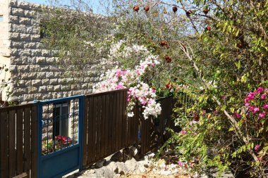 İsrail 'in kuzeyinde Akdeniz kıyısındaki bir şehir parkında yüksek çit. 