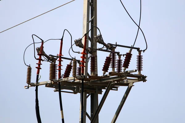 Cables Eléctricos Poste Largo Del Cual Fluye Electricidad Las Aves —  Fotos de Stock