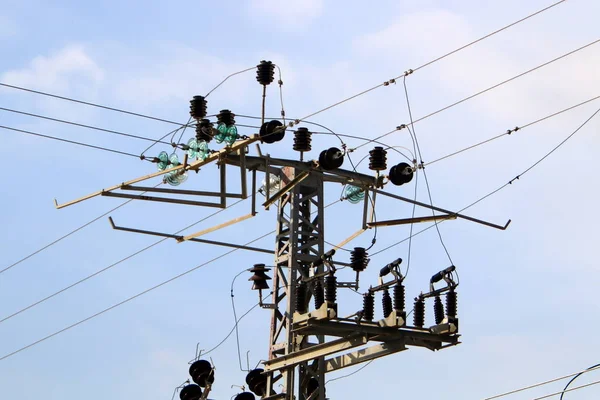 Fils Électriques Sur Poteau Long Duquel Électricité Circule Oiseaux Assis — Photo