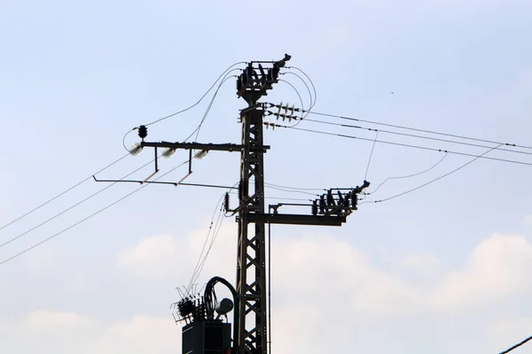 Cables Eléctricos Poste Largo Del Cual Fluye Electricidad Las Aves — Foto de Stock